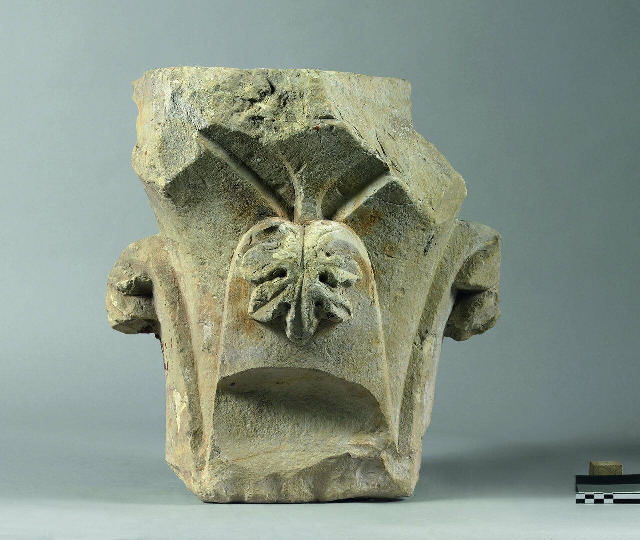 Capitello con foglie di quercia a crochet , parte di (capitello, frammento di) di Scultore - ambito lombardo (prima metà sec. XIV)