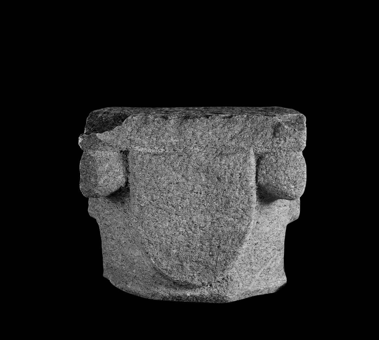 Capitello con foglie lisce e un solo scudo aniconico (capitello) di Scultore - ambito lombardo (prima metà sec. XV)