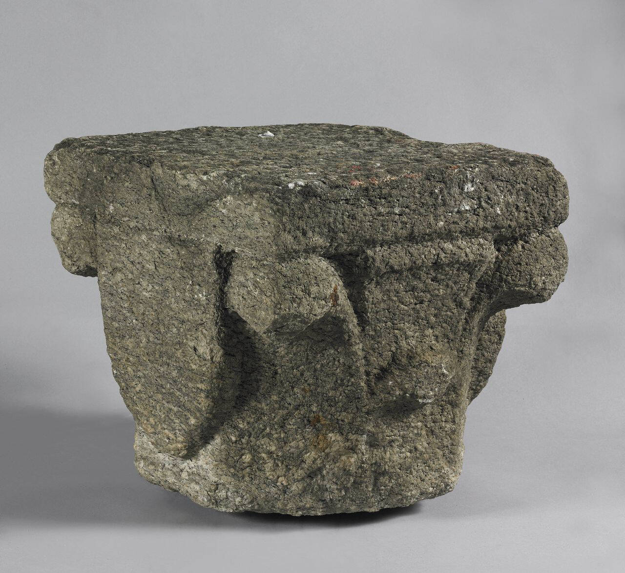 Capitello con foglie lisce e scudo aniconico (capitello) di Scultore - ambito lombardo (prima metà sec. XV)