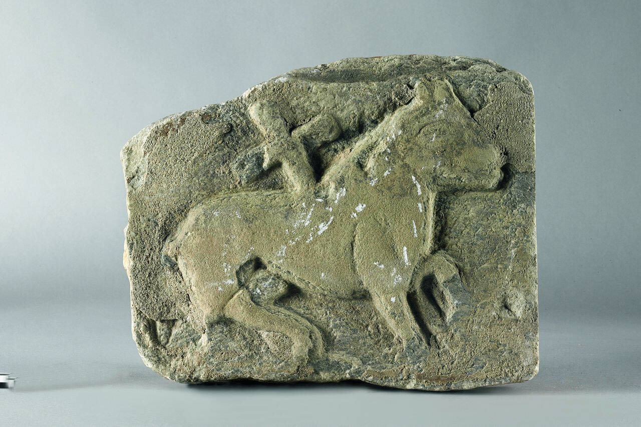 Agnello crucifero (lastra) di Scultore - ambito lombardo (sec. XI)