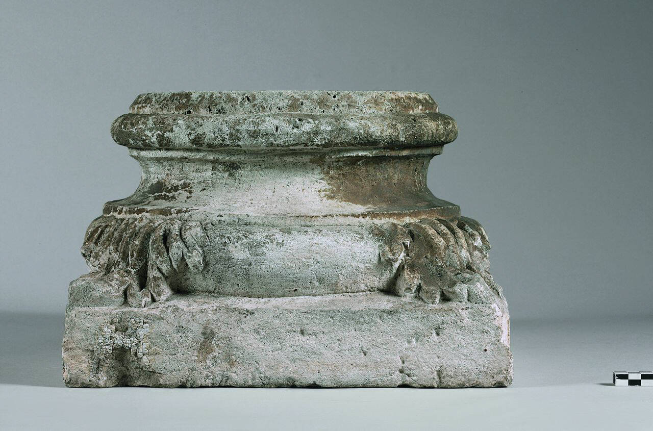 Base di colonna (base di colonna) di Scultore - ambito lombardo (prima metà sec. XV)