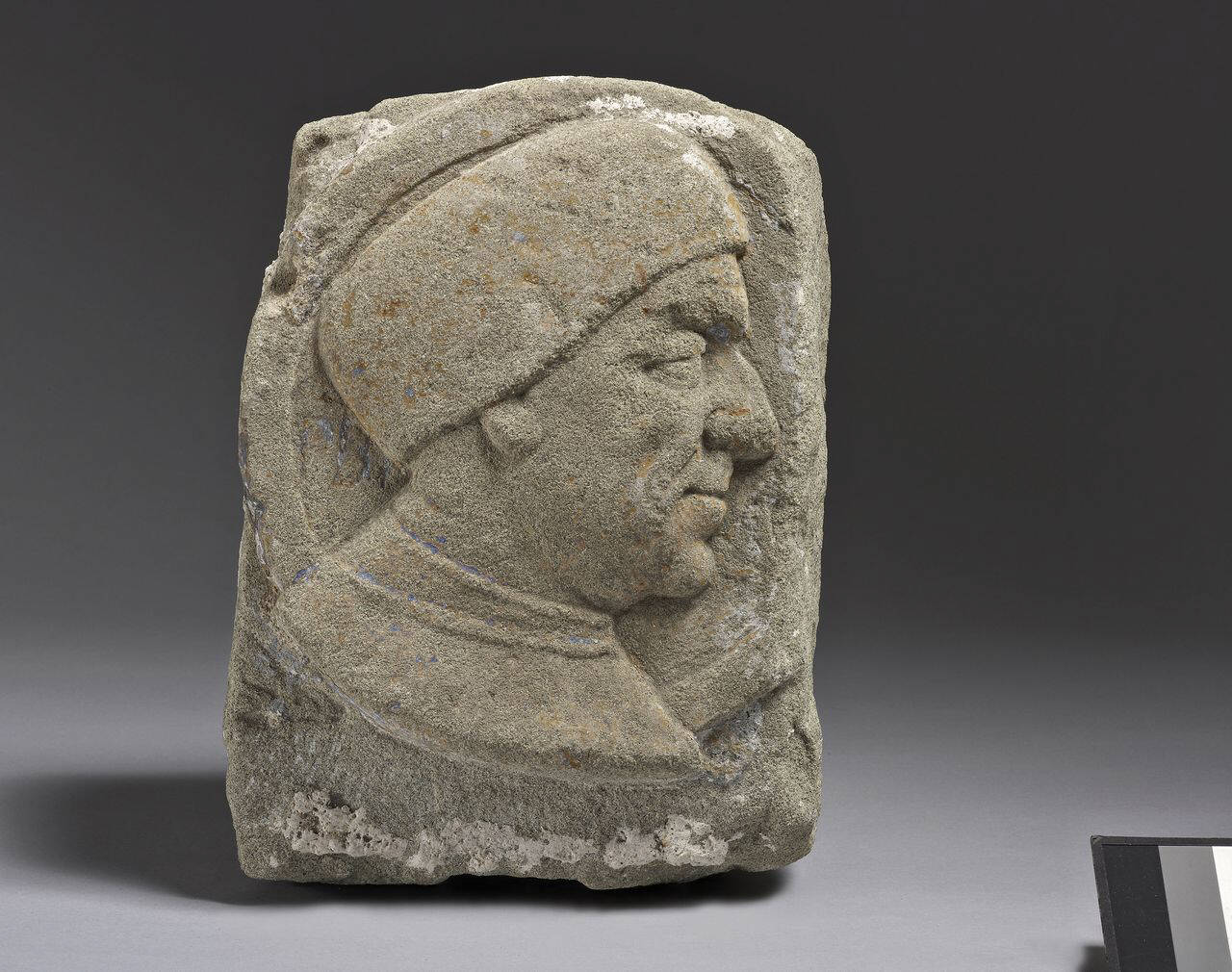 Busto virile di profilo a destra, pendant (medaglione, parte di) di Scultore - ambito lombardo (ultimo quarto sec. XV)