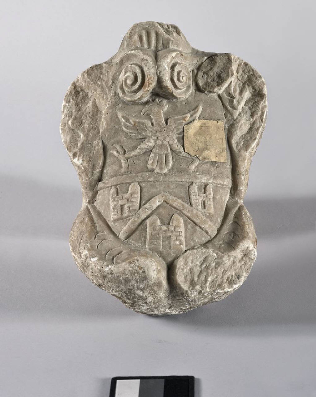 Stemma bipartito non attribuito (stemma) di Scultore - ambito lombardo (fine/inizio sec. XVI)