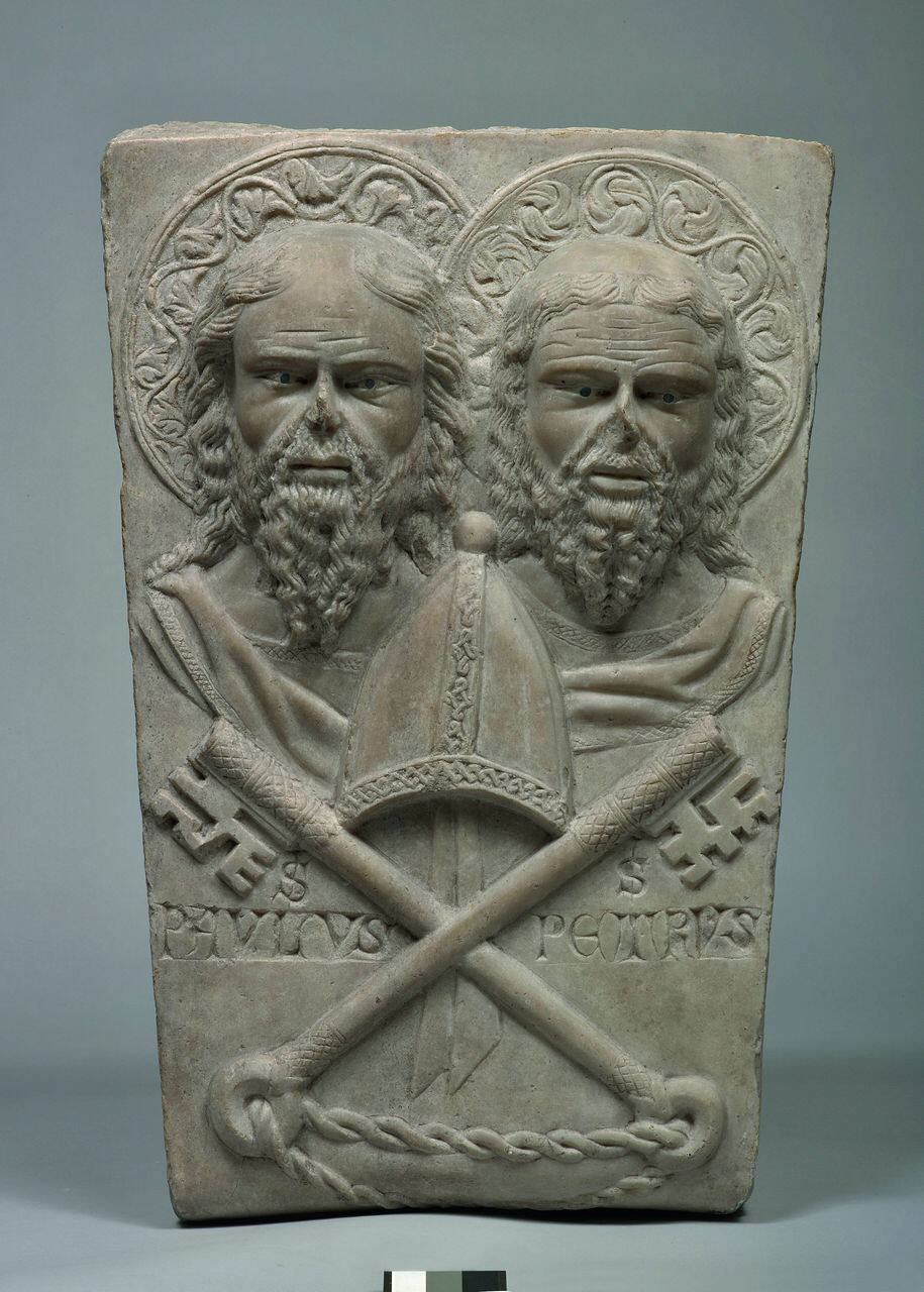 Chiave di volta recante i SS Pietro e Paolo e i simboli del papato (chiave di volta) di Scultore - ambito Italia settentrionale (prima metà sec. XIV)