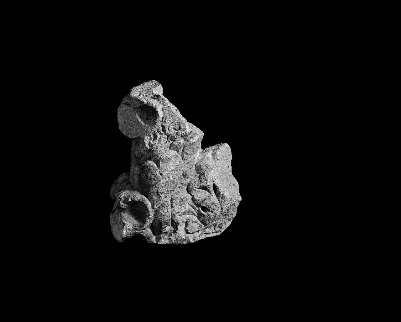 Parte di pendente con ornato a foglie (pendente ?) di Scultore - ambito lombardo (fine/inizio sec. XIV)