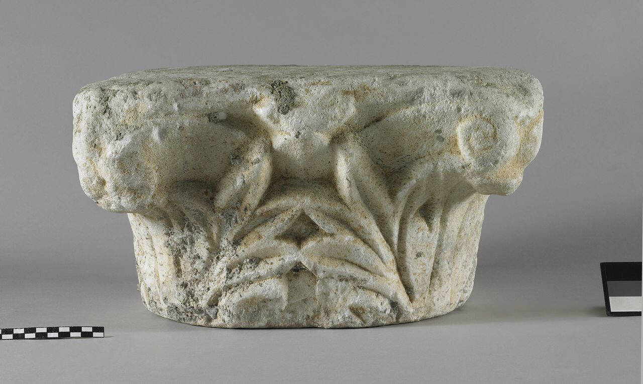 Capitello con foglie d'acanto e doppio caulicolo (capitello) di Scultore - ambito Isola comacina (ultimo quarto sec. VI)