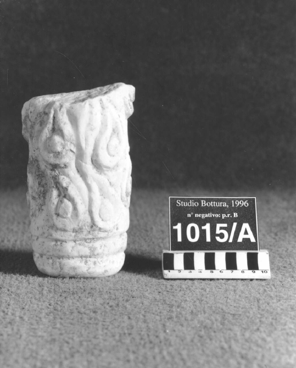 Colonnina con foglie cuoriformi (colonna, frammento di) di Scultore - ambito lombardo (sec. IX)