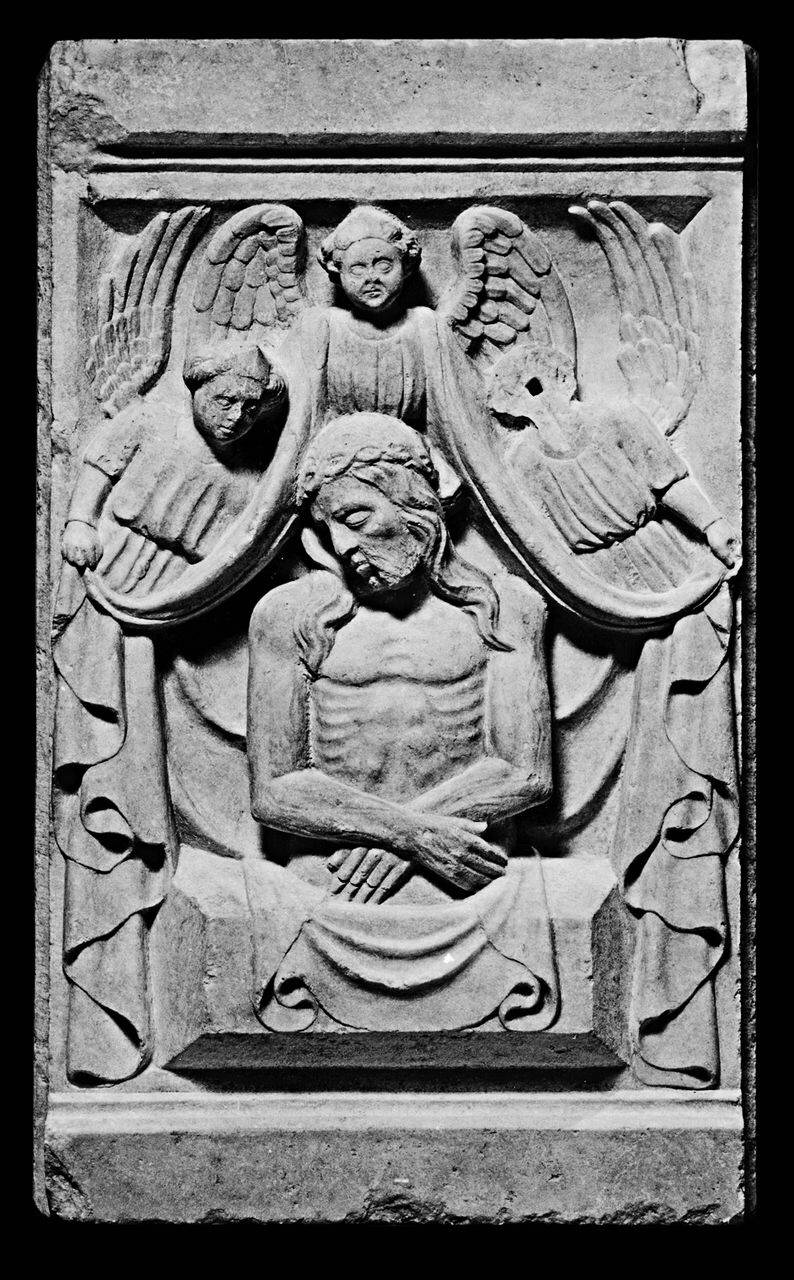 Cristo in pietà presentato da tre angeli (lastra, altorilievo) di Scultore - ambito lombardo (primo quarto sec. XV)