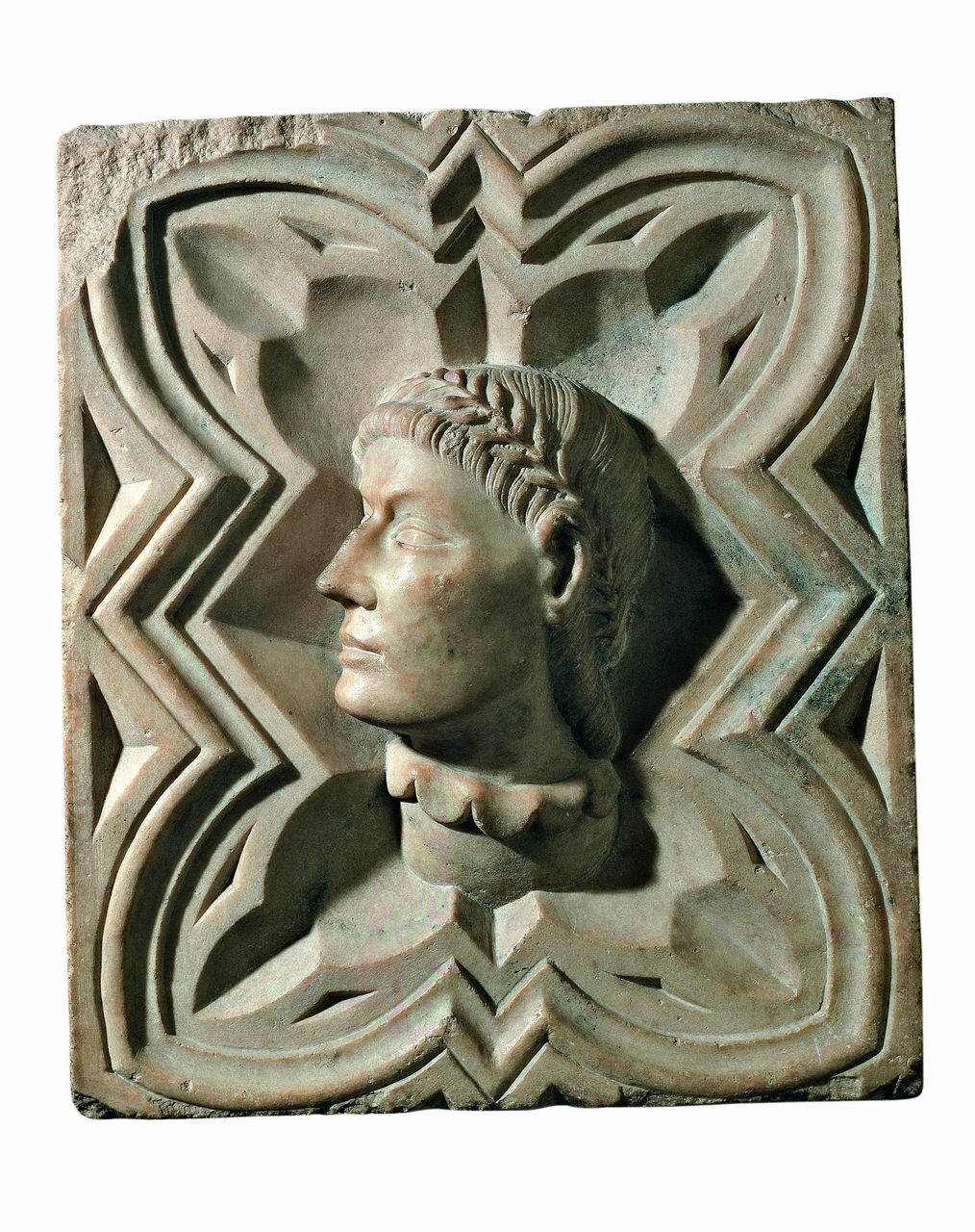 Testa virile laureata entro lastra quadrilobata (lastra, altorilievo) di Scultore - ambito lombardo (primo quarto sec. XIV)