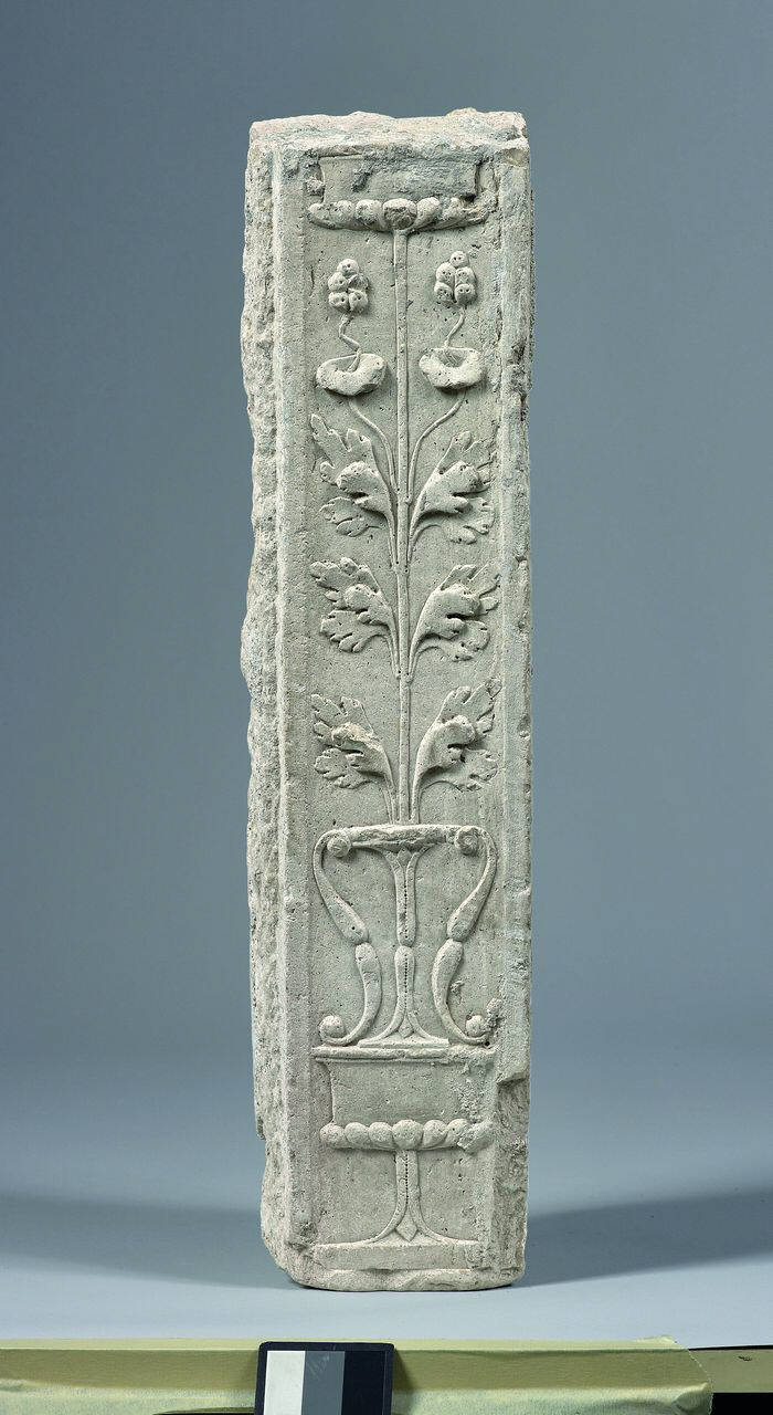 Pilastrino con decoro vegetale sorgente da vaso, in pendant (pilastrino, frammento di) di Scultore - ambito lombardo (fine/ inizio sec. XV)