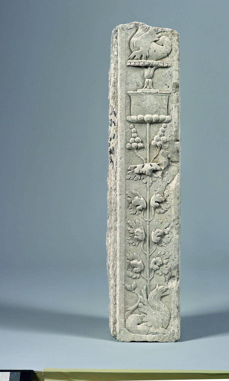 Pilastrino con decoro vegetale sorgente da grifone accovacciato, in pendant (pilastrino, frammento di) di Scultore - ambito lombardo (fine/ inizio sec. XV)