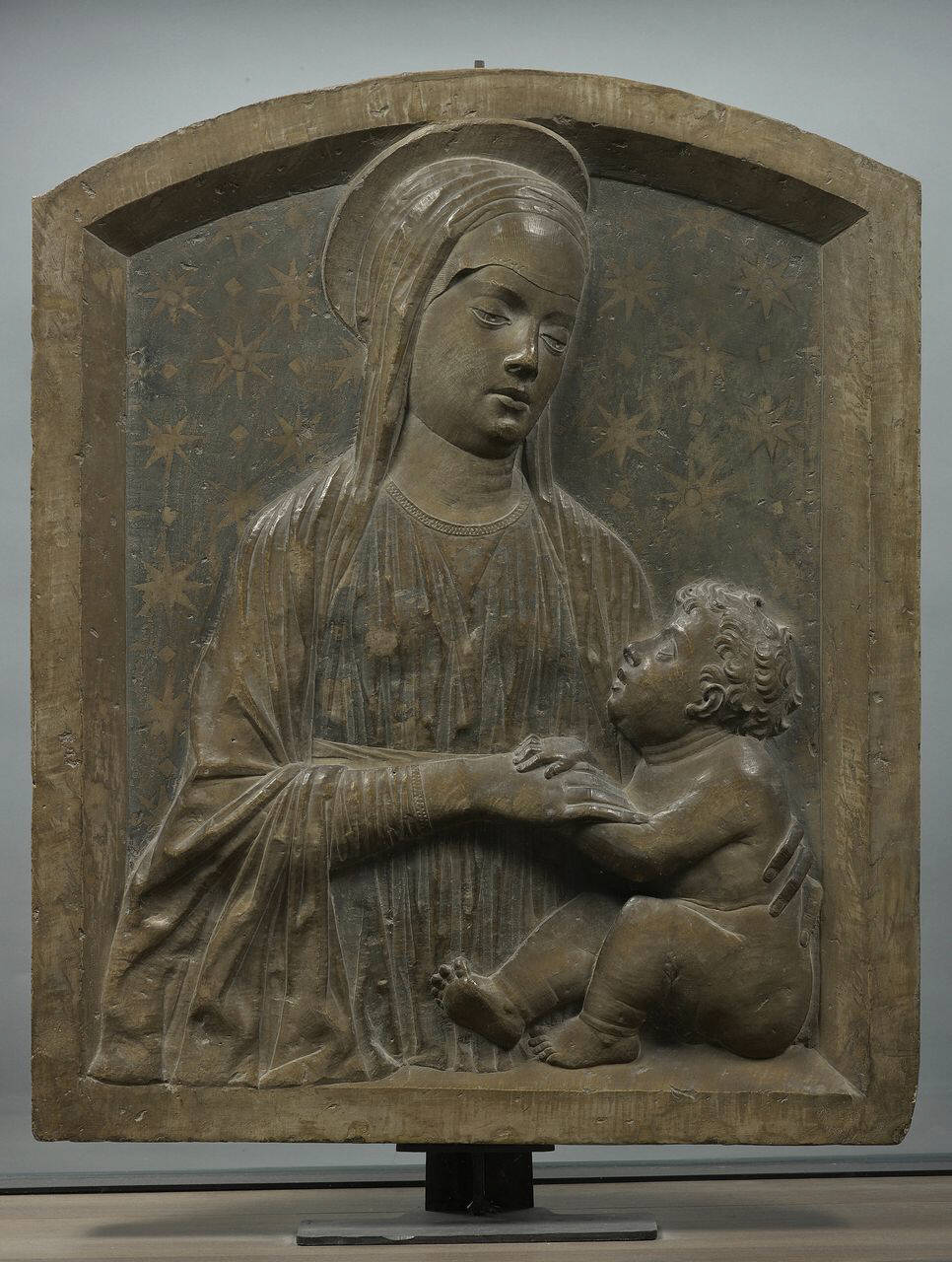 Madonna con bambino (lastra, altorilievo) di Scultore - ambito lombardo (fine sec. XV)