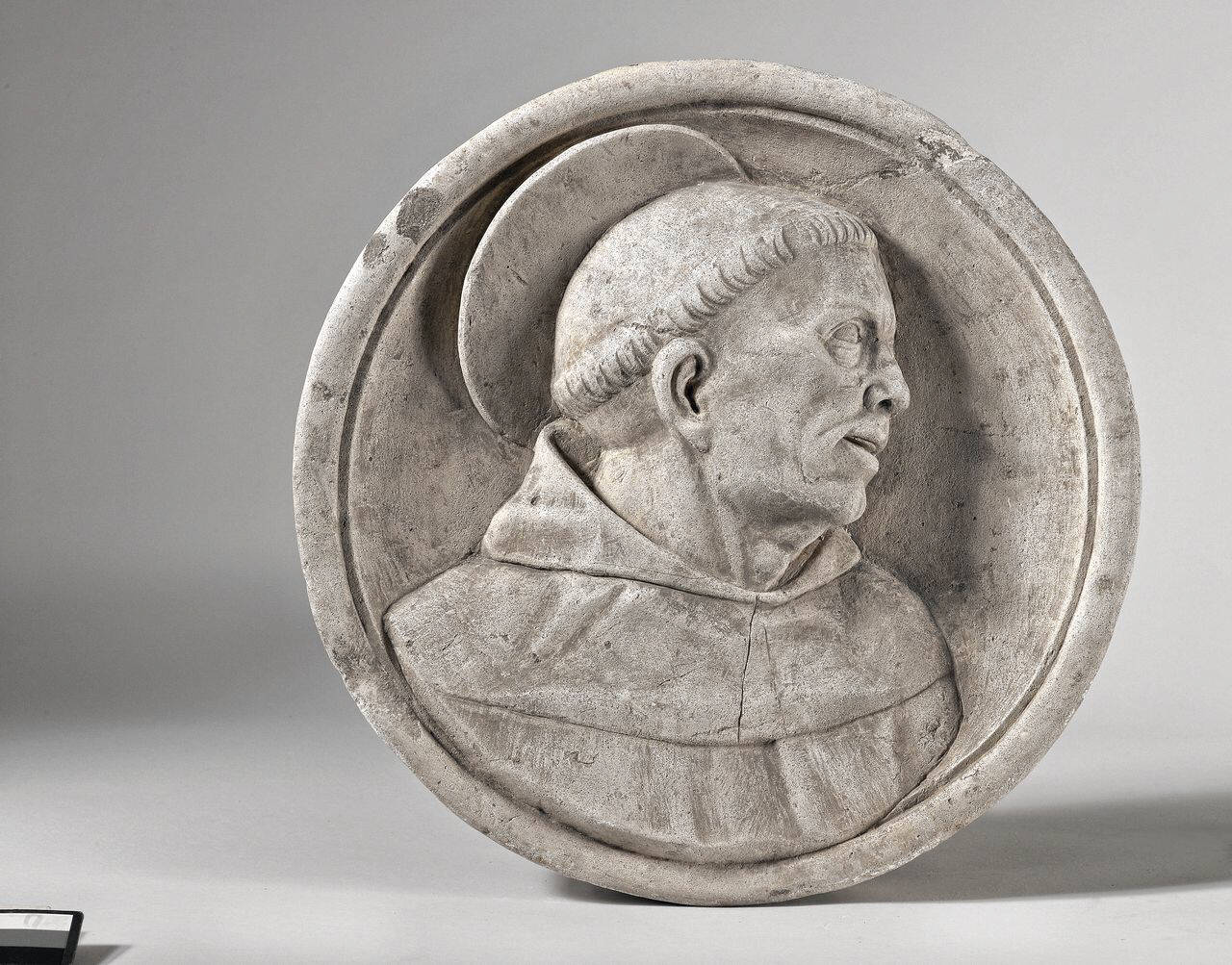 Busto di santo volto a sinistra: San Bernardino ? (tondo) di Scultore - ambito lombardo (fine/inizio sec. XV)