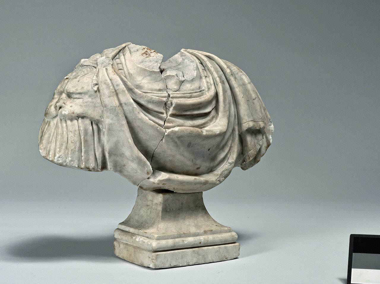 Busto virile acefalo paludato all'antica (busto acefalo) di Scultore - ambito lombardo (sec. XVI)