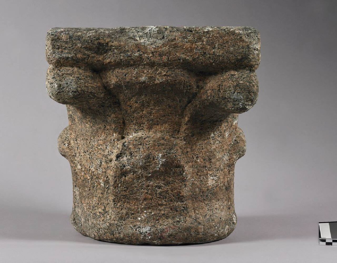 Capitello a foglie lisce (capitello) di Scultore - ambito lombardo (prima metà sec. XV)