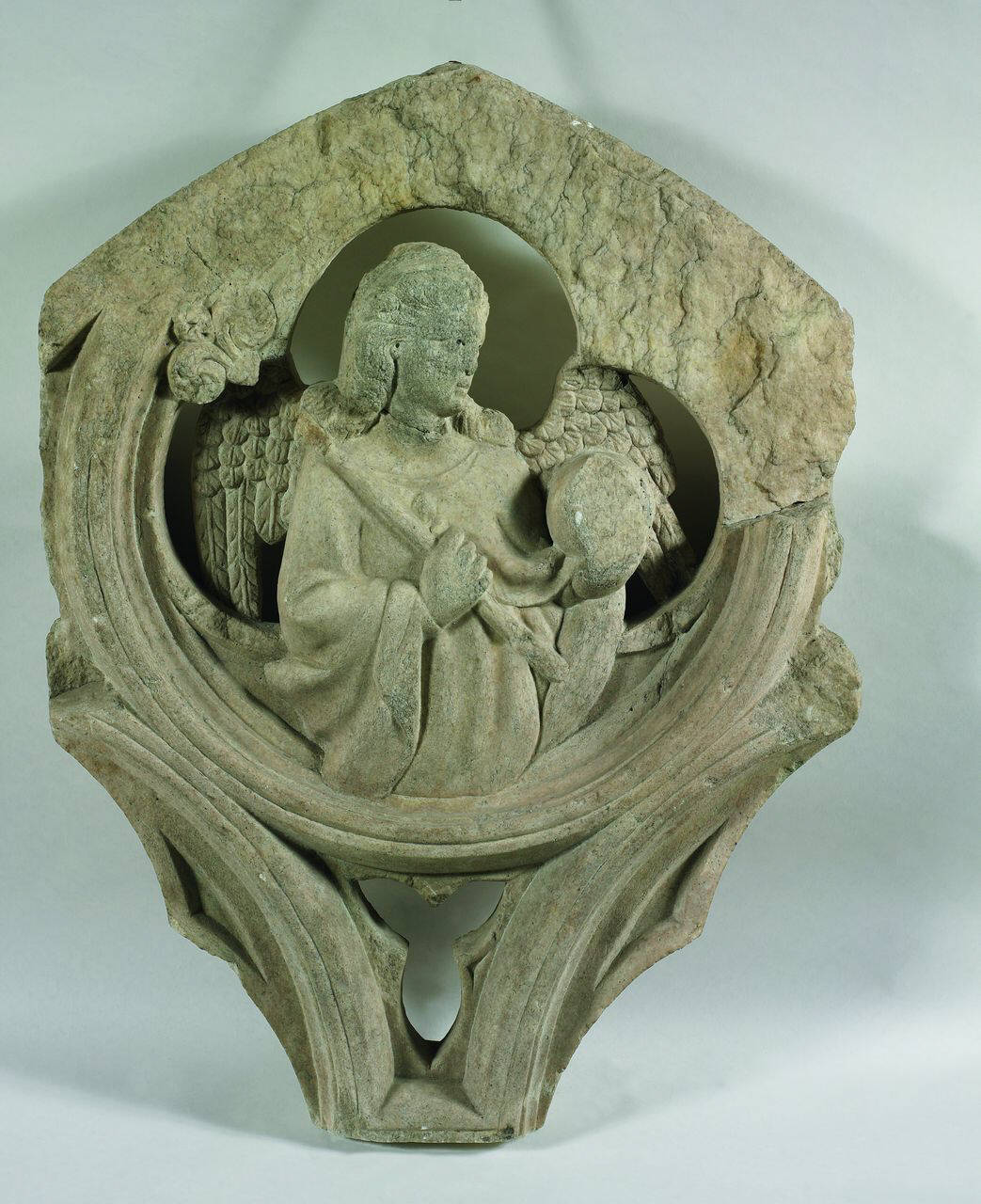 Frammento di bifora con figura di serafino (bifora, parte di) di Giovanni di Balduccio (e aiuti) (secondo quarto sec. XIV)