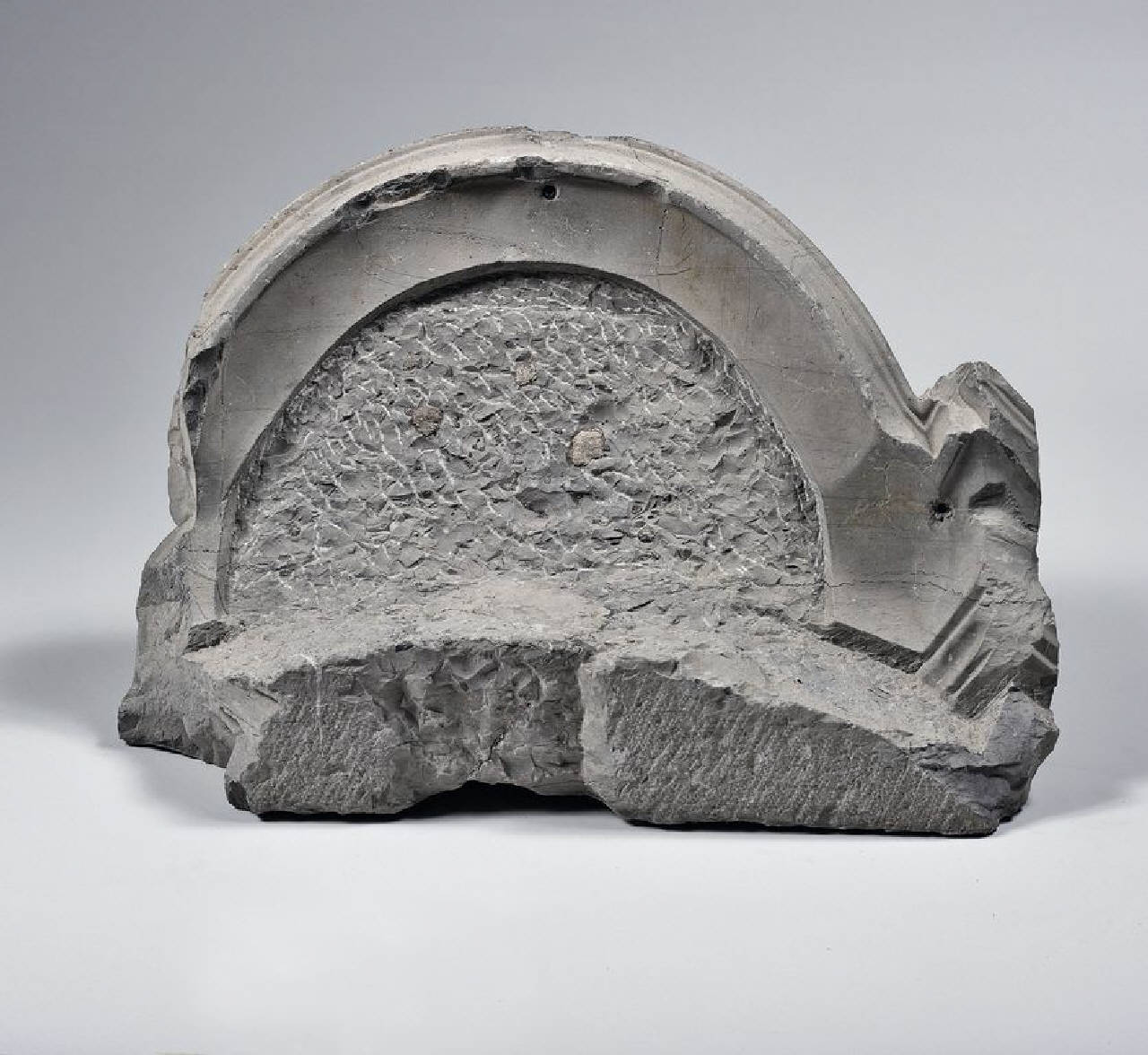 Camino in marmo di Varenna (XVII secolo) (camino, parte di) di Scultore - ambito lombardo (sec. XVII)