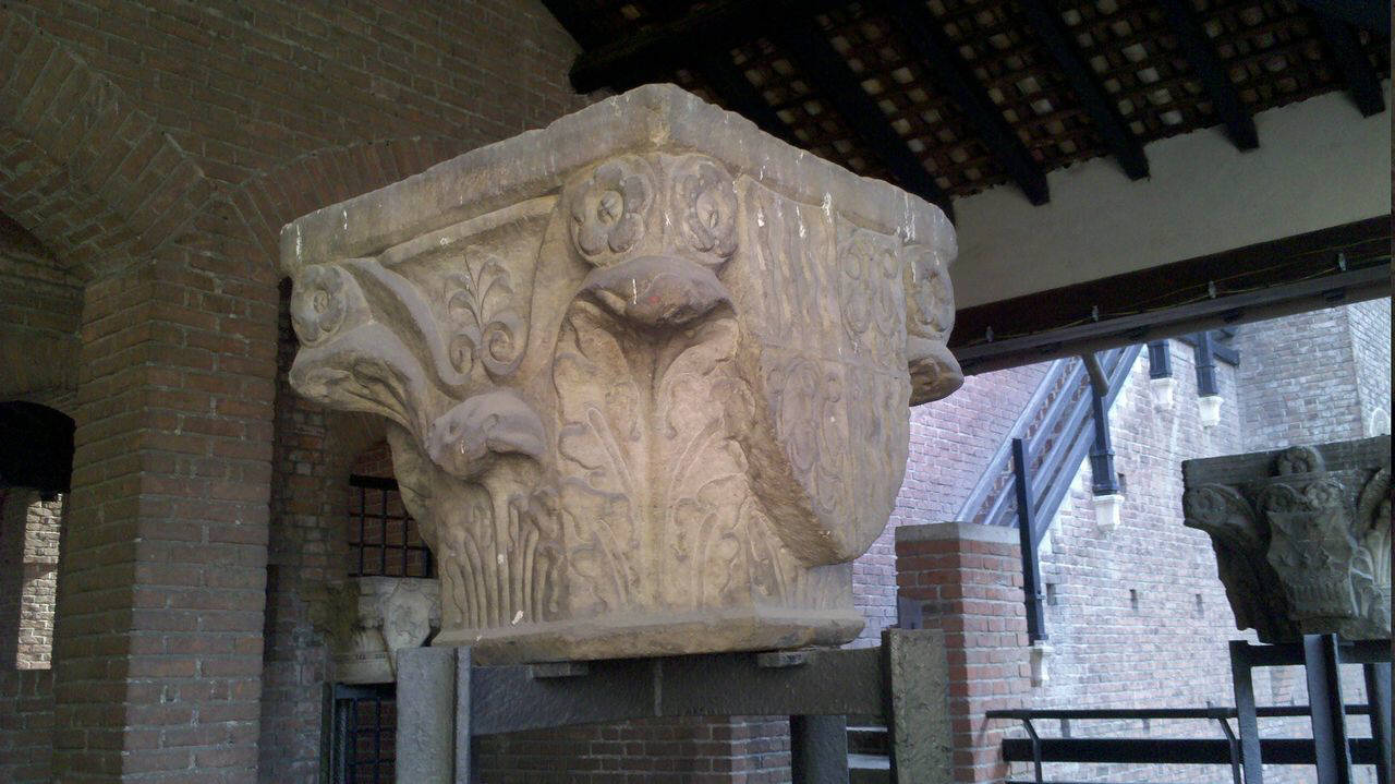 Capitello a base ottagonale con scudo ed emblemi: Visconti di Brignano, in pendant (capitello ottagonale) di Scultore - ambito lombardo (terzo quarto sec. XV)
