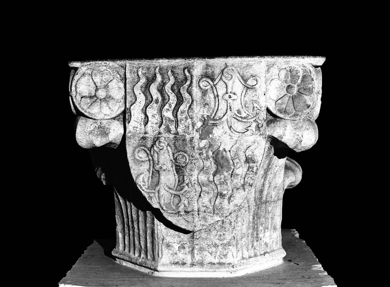 Capitello a base ottagonale con scudo ed emblemi: Visconti di Brignano, in pendant (capitello ottagonale) di Scultore - ambito lombardo (terzo quarto sec. XV)
