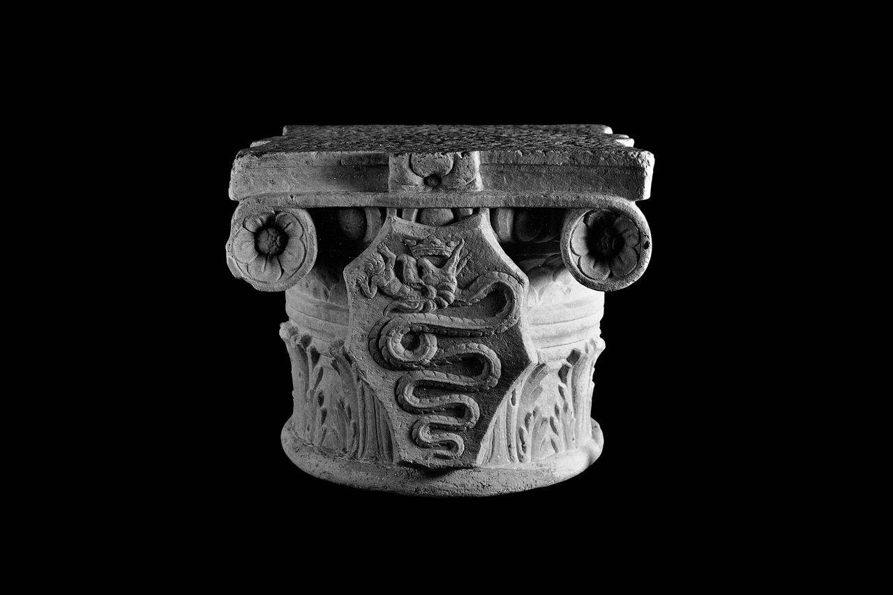 Capitello con due scudi a testa di cavallo: arma Visconti e di Cicco Simonetta (capitello) di Giovanni da Cairate (terzo quarto sec. XV)