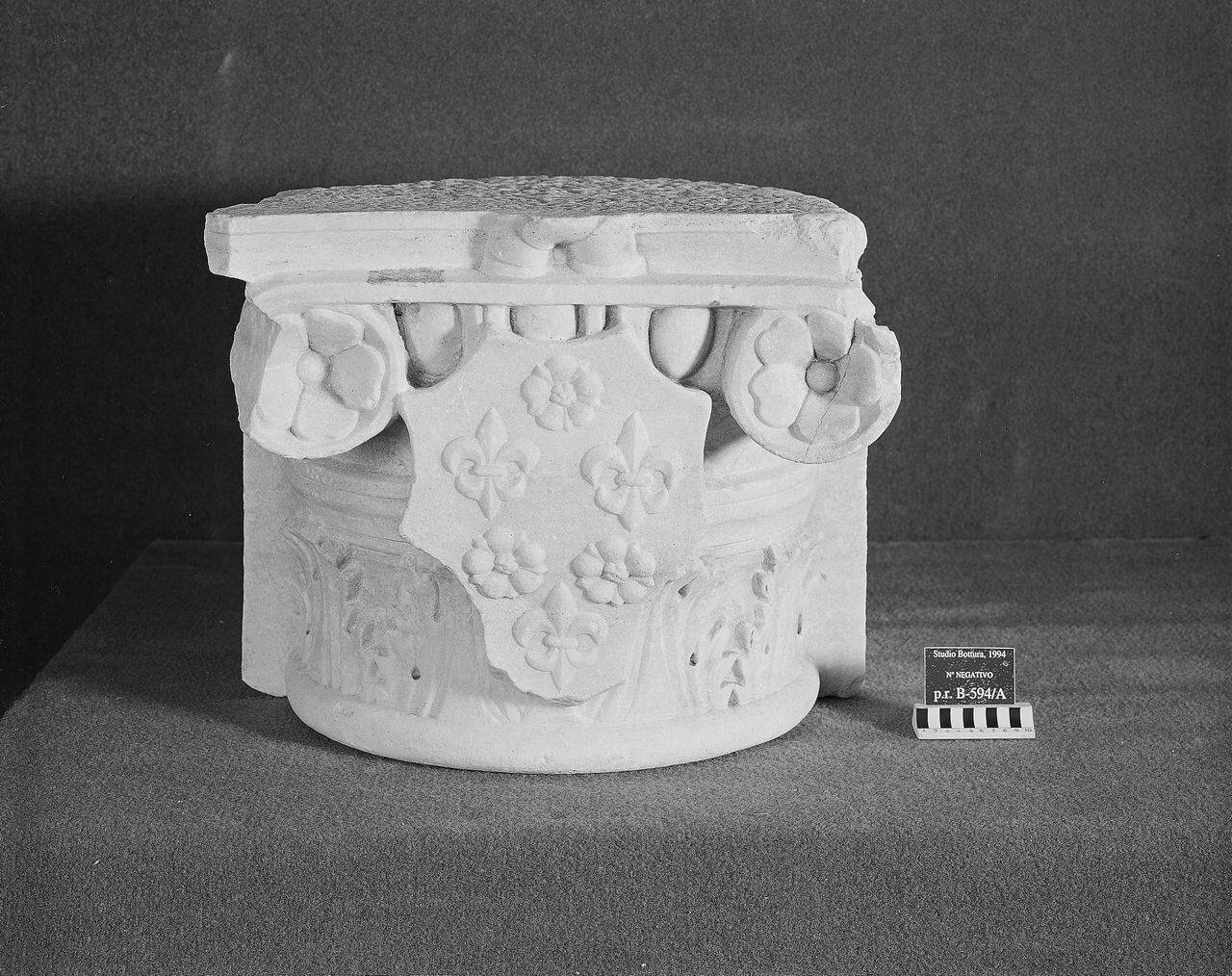 Capitello di semicolonna con scudo a testa di cavallo: arma Mezzabarba (capitello di semicolonna) di Giovanni da Cairate (terzo quarto sec. XV)