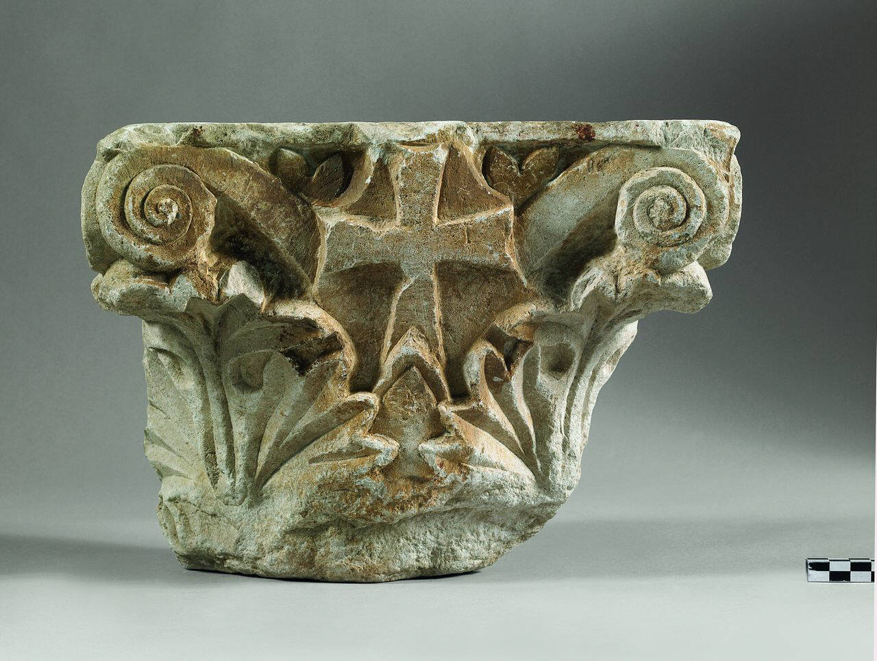 Semi capitello con foglie d'acanto e al centro croce latina (capitello di lesena) di Scultore - ambito lombardo (fine/ inizio sec. XII)