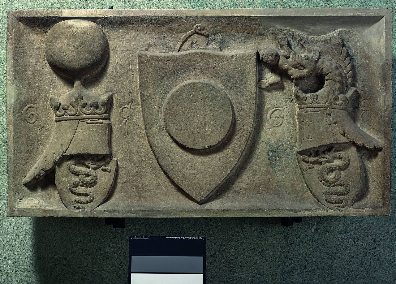 Stemma di Monza tra due imprese di Galeazzo II Visconti (architrave, ?) di Scultore - ambito lombardo (terzo quarto sec. XV)