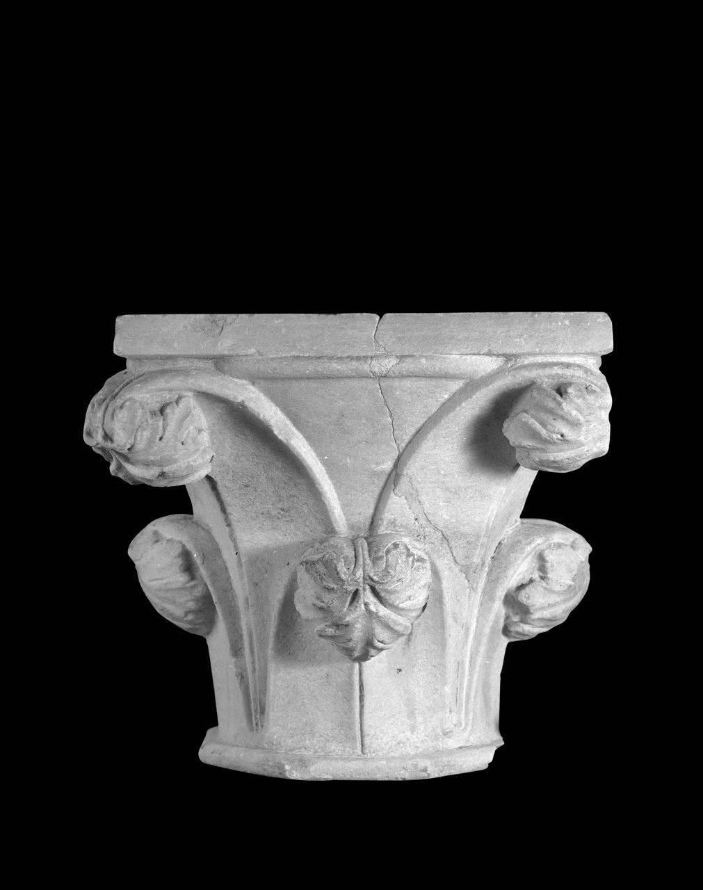 Capitello a due ordini con foglie a crochet (capitello) di Scultore - ambito lombardo (prima metà sec. XIV)