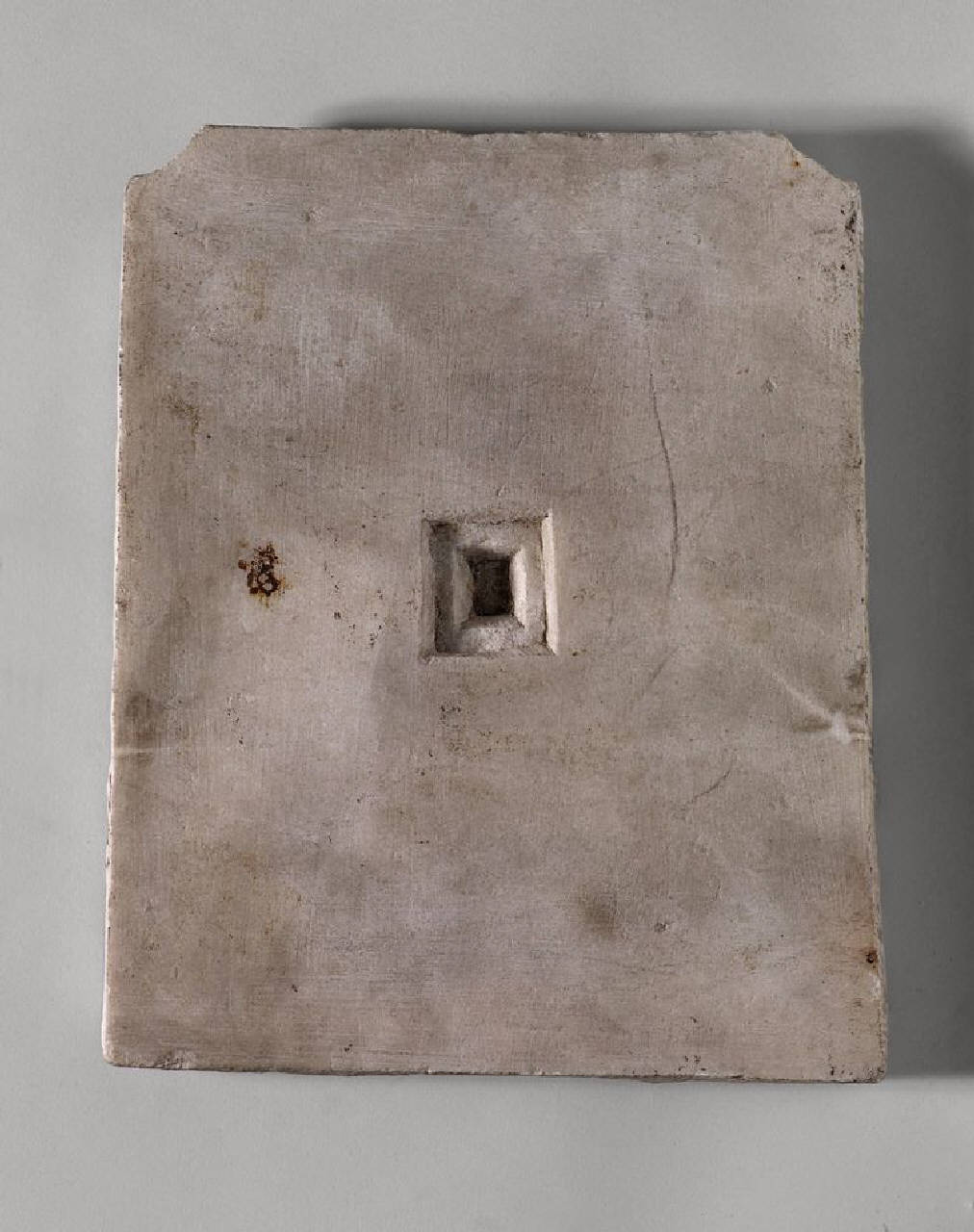 Lastra con doppio incavo centrale in marmo di Candoglia (lastra) di Scultore - ambito lombardo (sec. XVII)