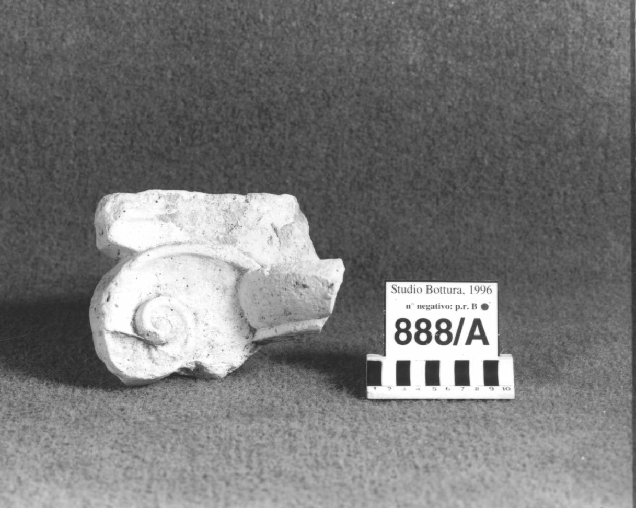 Voluta in calcare d'Angera di un capitello (capitello, frammento di) di Scultore - ambito lombardo (fine sec. XV)