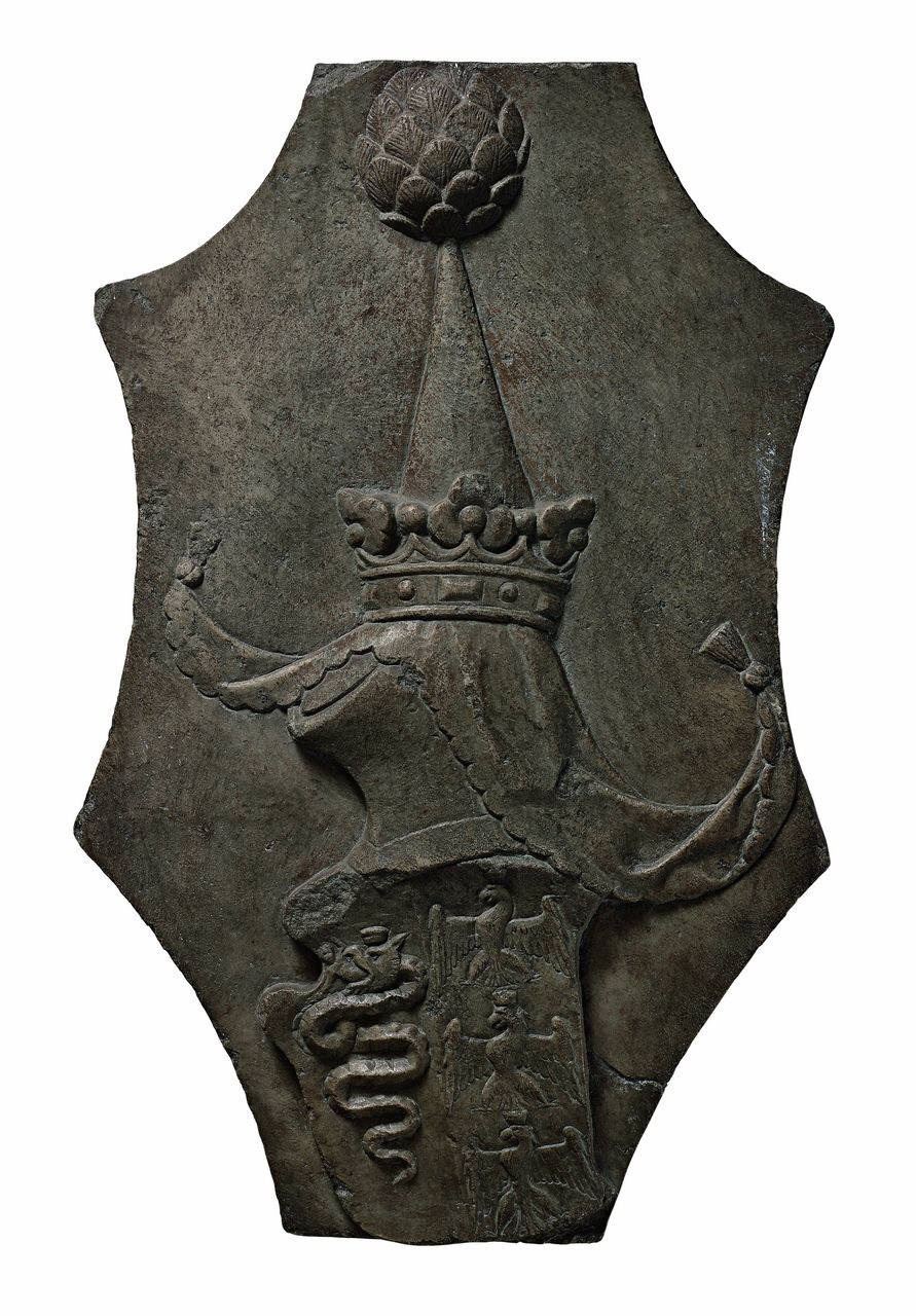 Scudo a testa di cavallo: impresa dell'albero seminato di lacrime o del ciuffo di piume (lastra mistilinea) di Briosco, Benedetto (bottega) (ultimo quarto sec. XV)