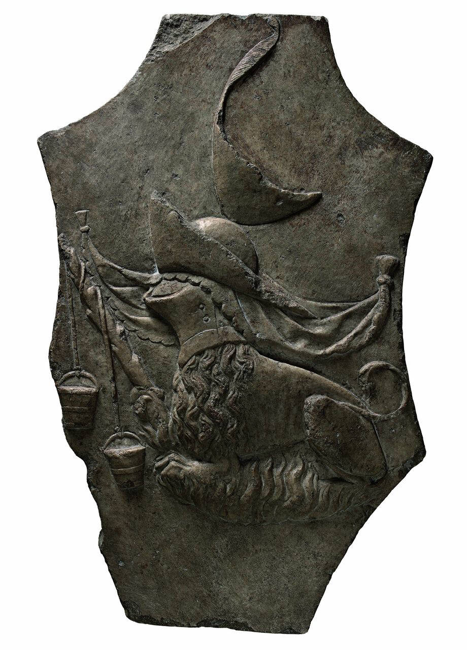 Scudo a testa di cavallo: impresa del leone galeato (lastra mistilinea) di Briosco, Benedetto (bottega) (ultimo quarto sec. XV)