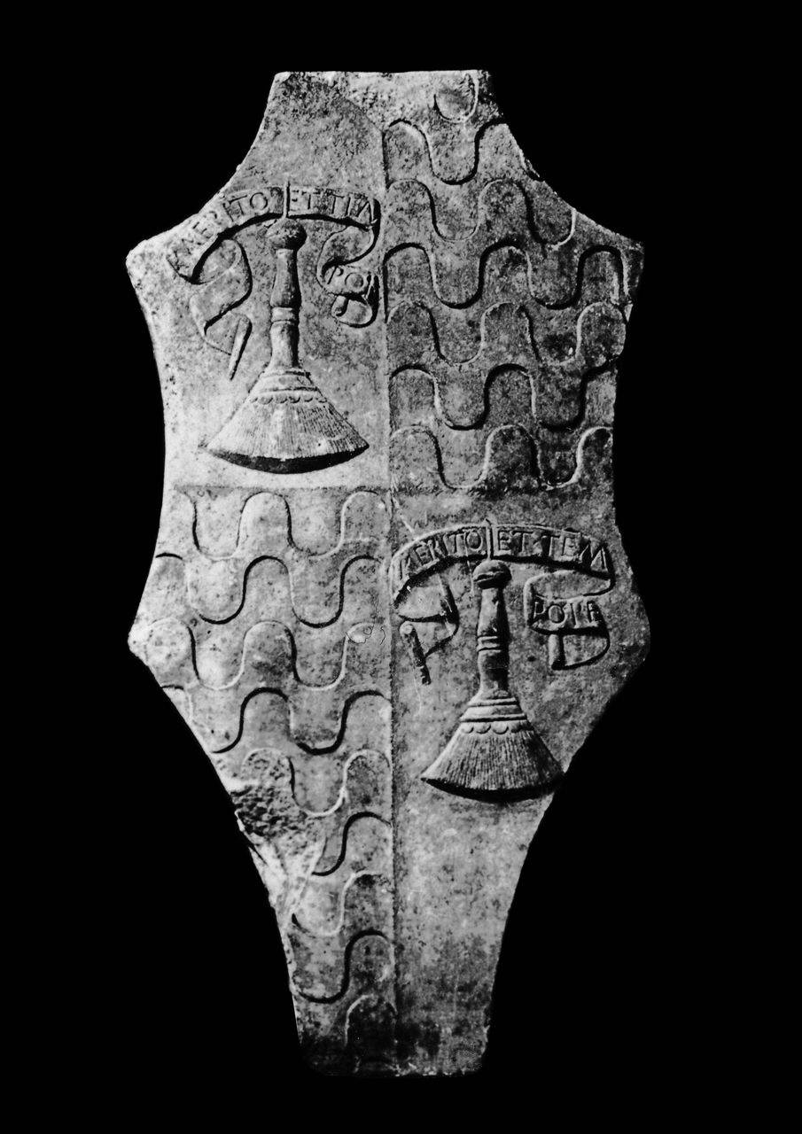 Scudo a testa di cavallo: arma inquartata con l'impresa alle onde e alla scopetta e motto MERITO ET TEMPORE (lastra mistilinea) di Briosco, Benedetto (bottega) (ultimo quarto sec. XV)