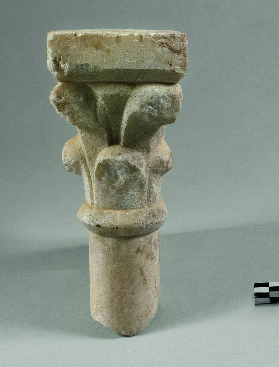 Colonnina e capitello a foglie d'acqua su due ordini (monoblocco) (colonna, parte di, con capitello (monoblocco): spalla di camino?) di Scultore - ambito lombardo (fine/inizio sec. XIII)