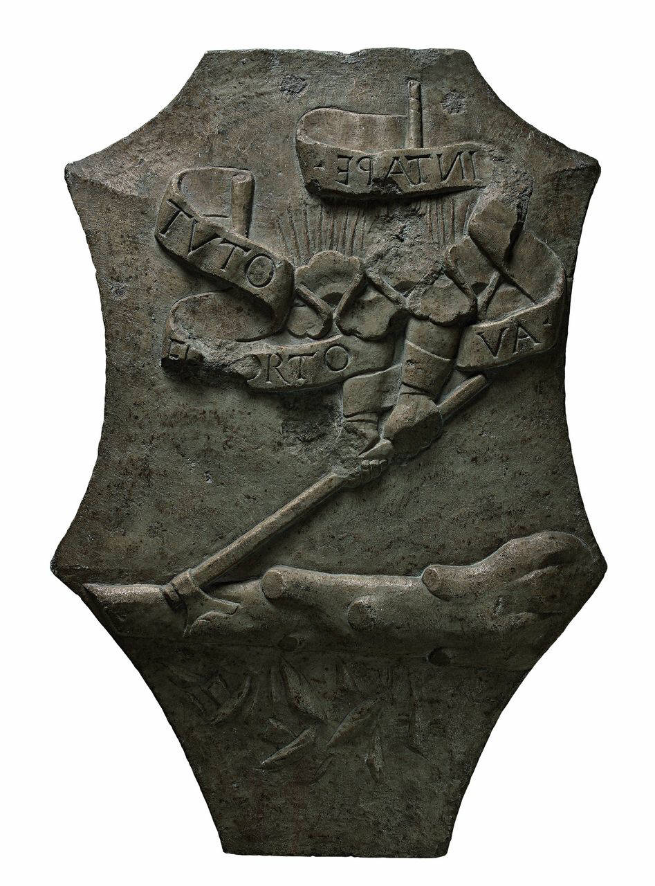 Scudo a testa di cavallo: impresa del taglialegna e motto TUTO EL TORTO VA IN TAPE. (lastra mistilinea) di Briosco, Benedetto (bottega) (ultimo quarto sec. XV)