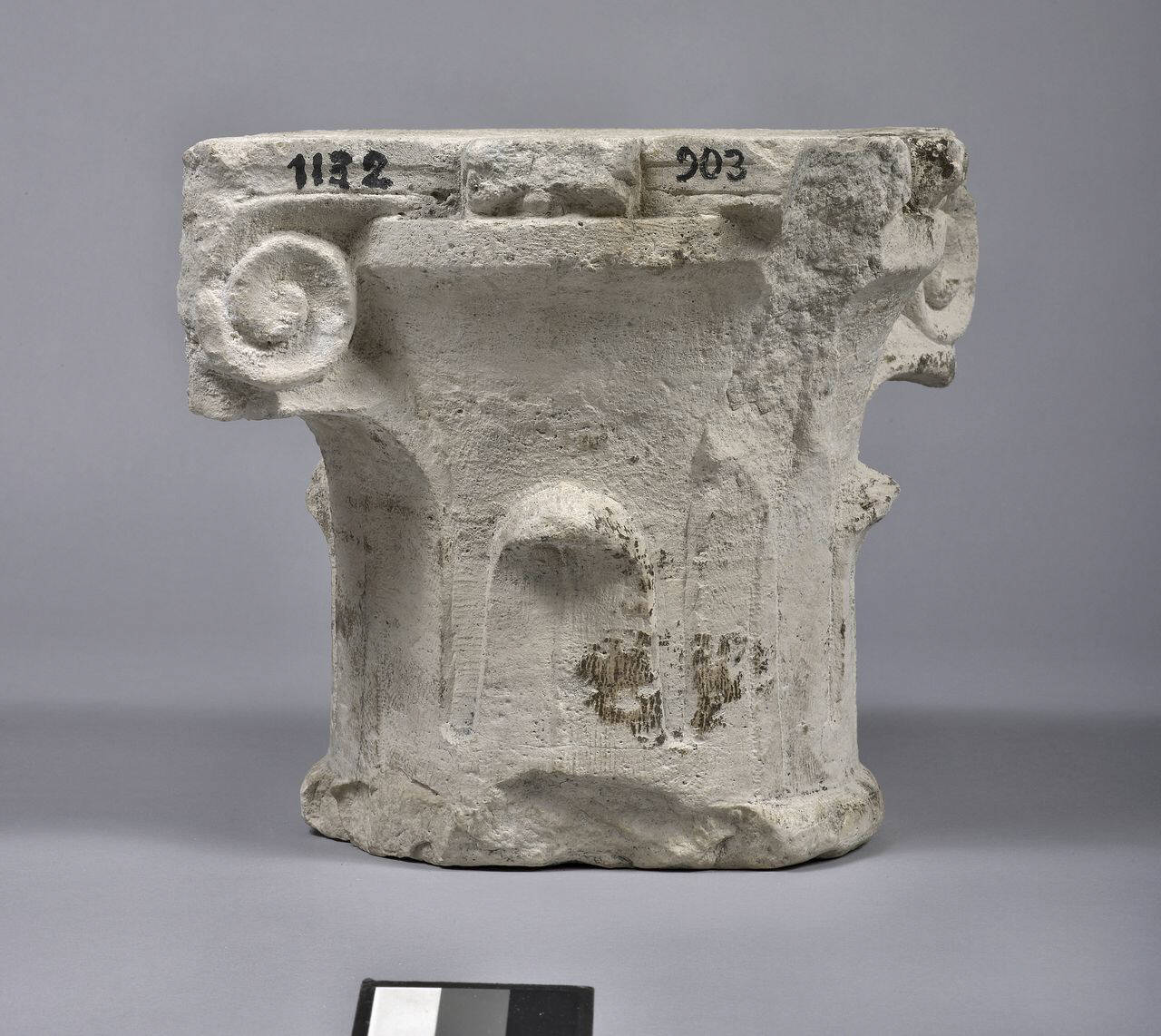 Capitello a foglie lisce su due ordini, incompleto, in pendant (capitello) di Scultore - ambito lombardo (ultimo quarto sec. XV)