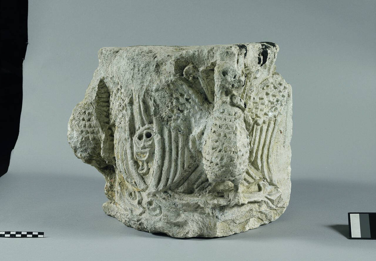 Capitello con due grandi aquile a volo abbassato, reimpiegato? (capitello, di semicolonna?) di Scultore - ambito lombardo (inizio sec. XII)