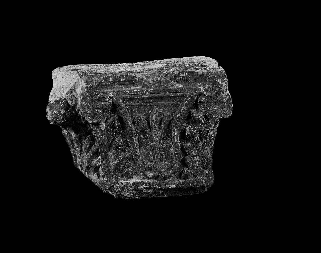 Capitello di lesena, echino con foglie d'acanto agli spigoli, al centro palmetta (capitello) di Scultore - ambito lombardo (fine/inizio sec. XV)