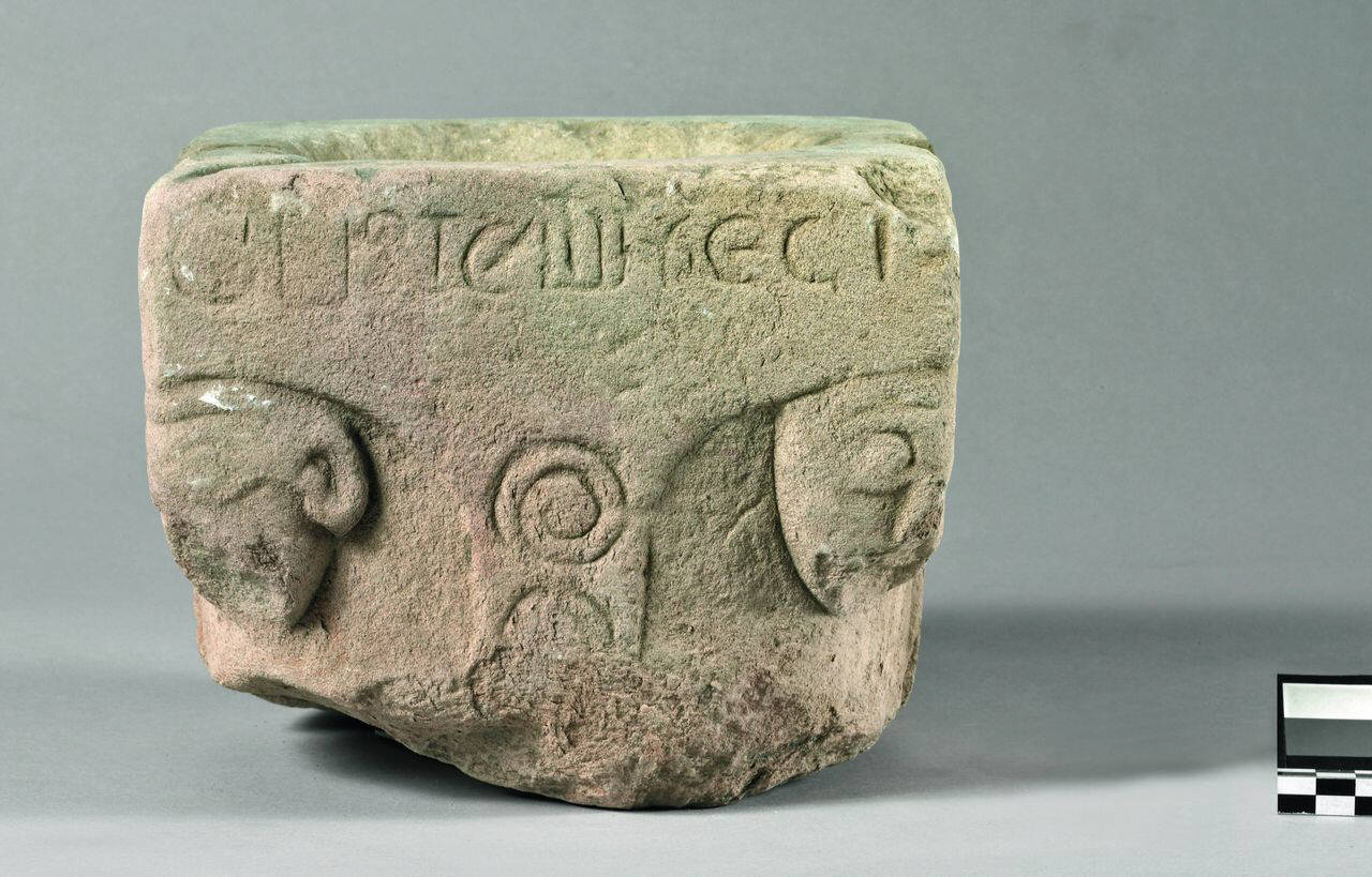 Capitello segnato CI ISTE FECI, reimpiegato (capitello) di Scultore - ambito lombardo (fine sec. XII)