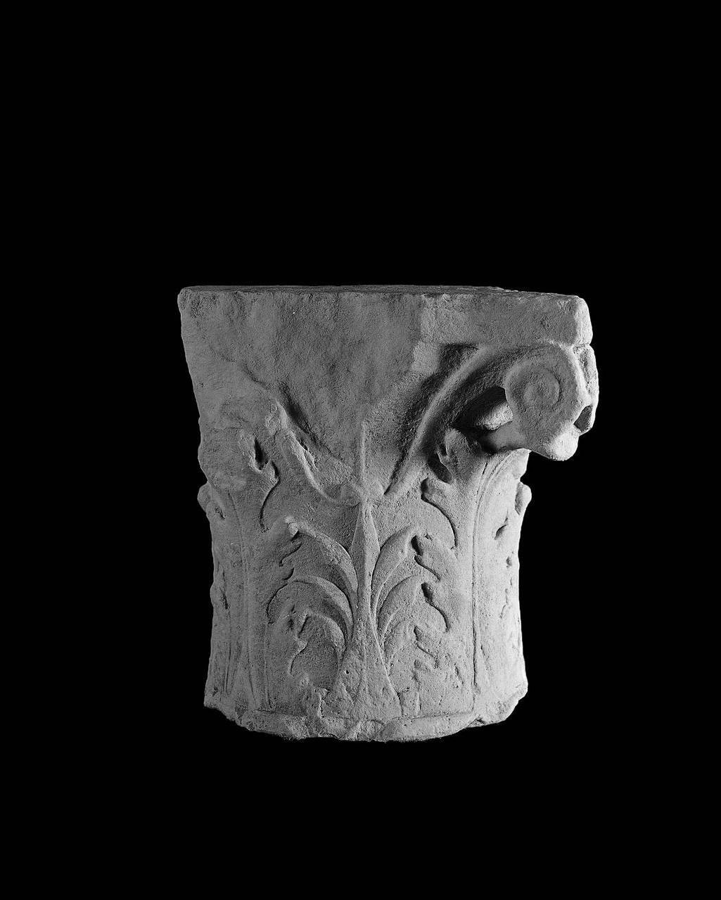 Capitello a un ordine con foglie d'acanto alternate a palmetta, abaco parziale (capitello) di Scultore - ambito lombardo (fine/ inizio sec. XV)