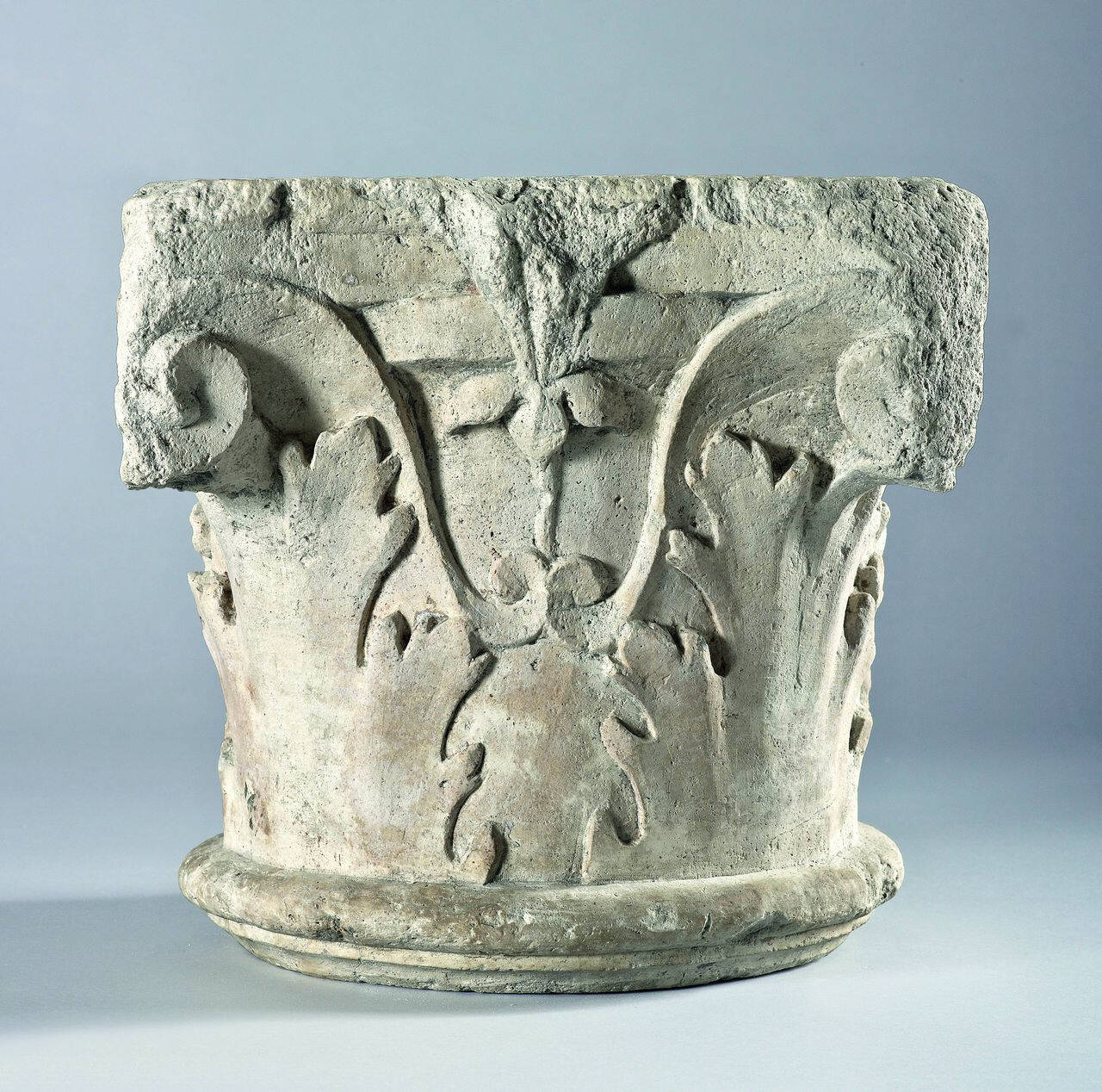 Capitello a un ordine con foglie d'acanto e collarino sporgente, lacunoso nell'abaco (capitello) di Scultore - ambito lombardo (fine/ inizio sec. XV)