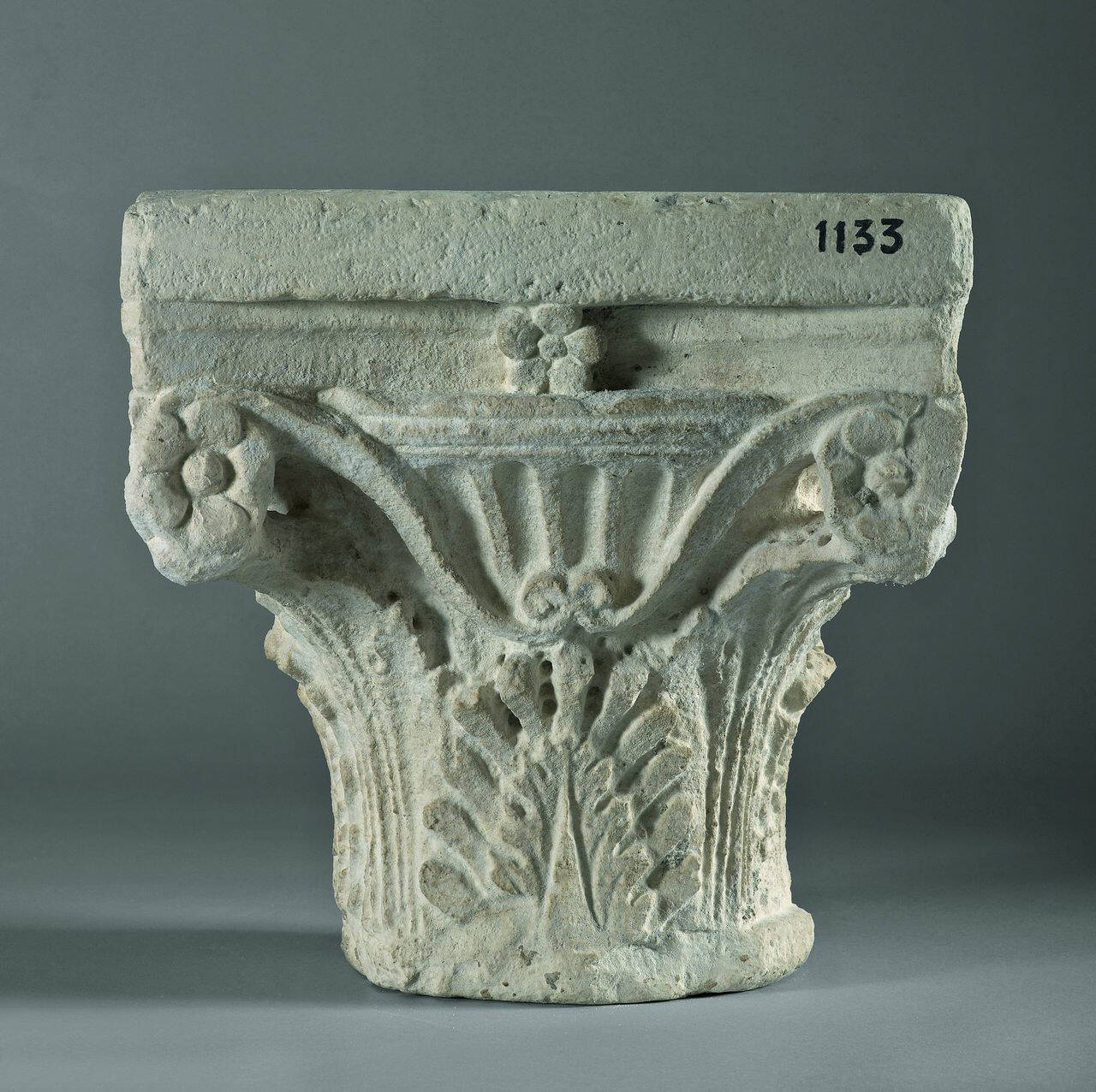 Capitello a un ordine di foglie d'acanto e bacellatura, in pendant (capitello) di Scultore - ambito lombardo (fine/ inizio sec. XV)