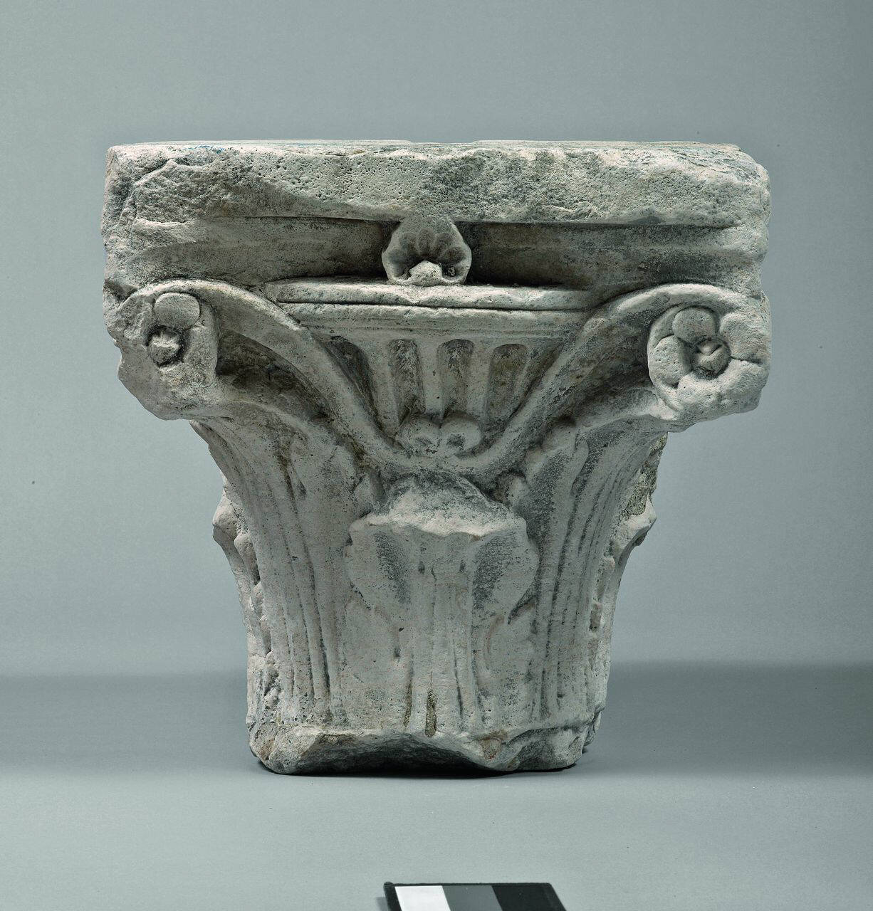 Capitello a un ordine di foglie d'acanto e bacellatura, incompleto, in pendant (capitello) di Scultore - ambito lombardo (fine/ inizio sec. XV)