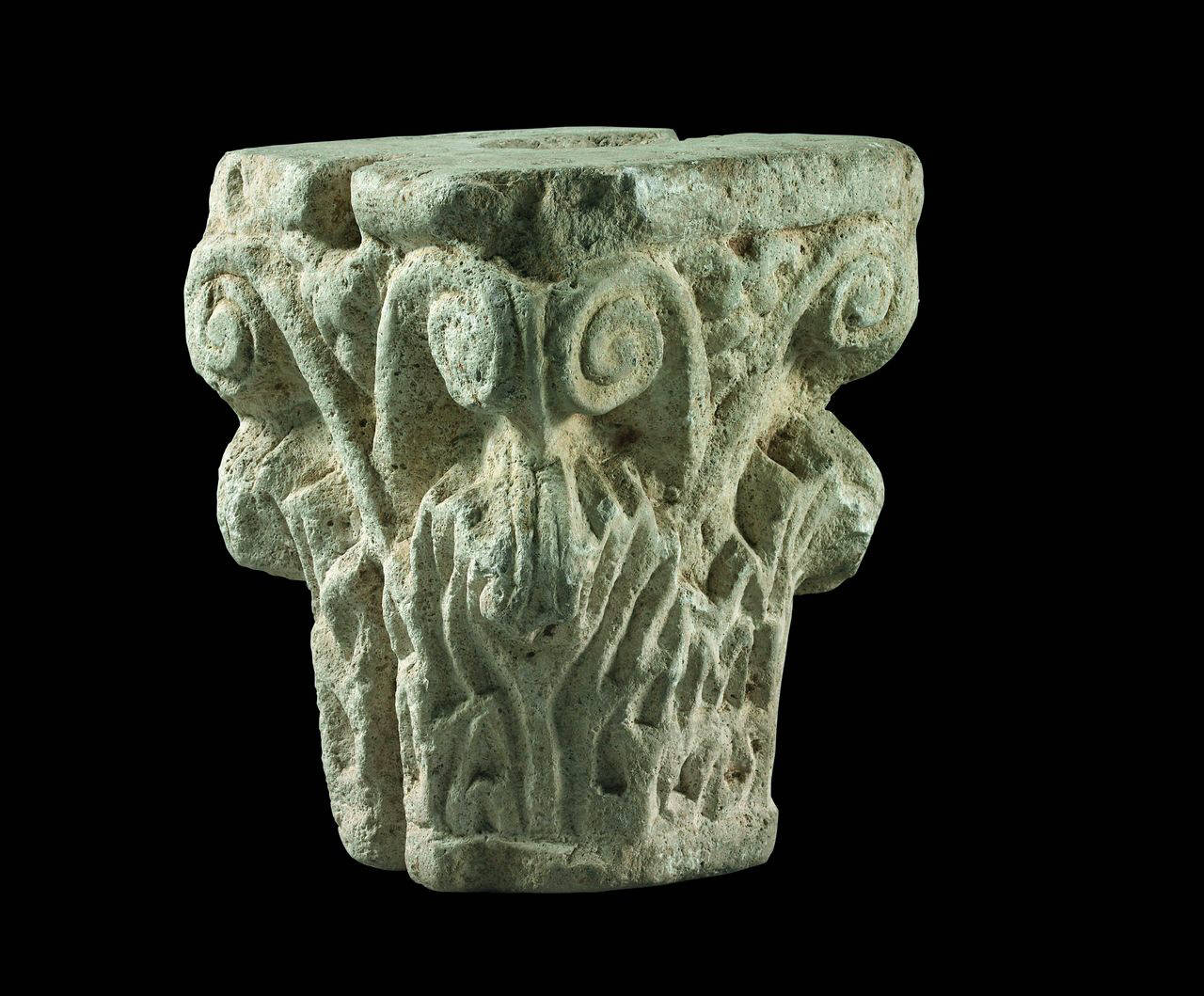 Capitello a due ordini con elementi vegetali, detto a singole volute (capitello) di Scultore - ambito lombardo (fine/inizio sec. XI)