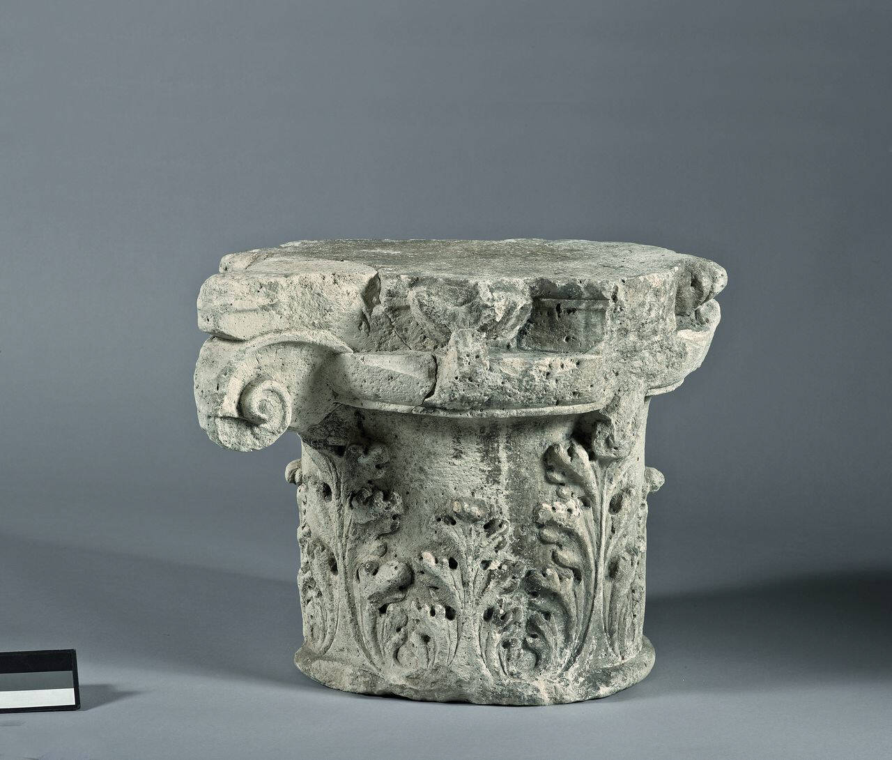 Capitello a un ordine di foglie d'acanto, alternate in due quote (capitello) di Scultore - ambito lombardo (primo quarto sec. XVI)