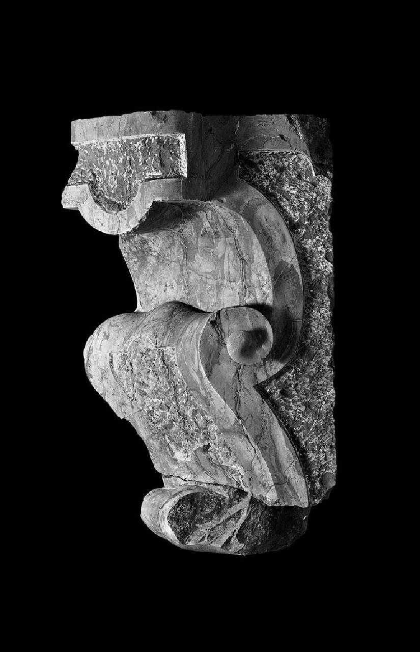 Camino in marmo di Varenna (camino, parte di) di Scultore - ambito lombardo (prima metà sec. XVII)