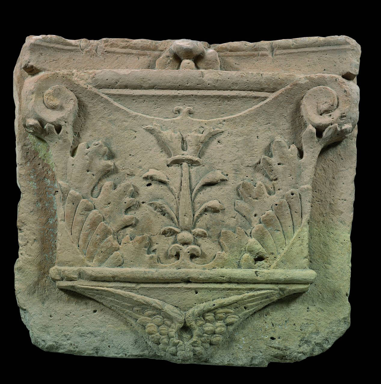 Capitello di lesena, con doppie foglie d'acanto e al centro palmetta, ali di cherubino nell'imposta (peduccio) di Scultore - ambito lombardo (fine sec. XV)