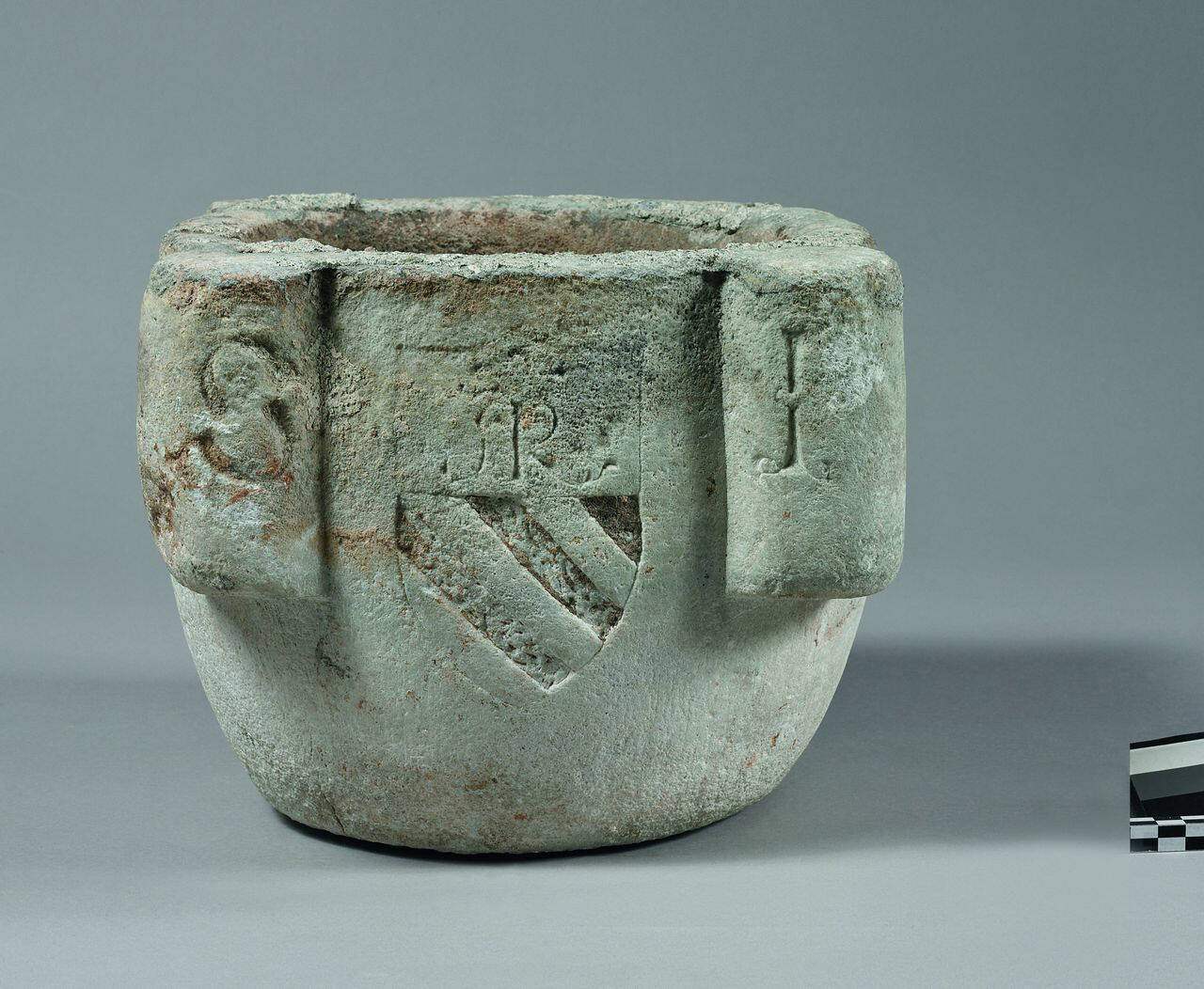 Vasca lustrale con stemma non identificato e lettere "A R" e "S e "F" (acquasantiera? mortaio?) di Scultore - ambito lombardo (fine sec. XV)