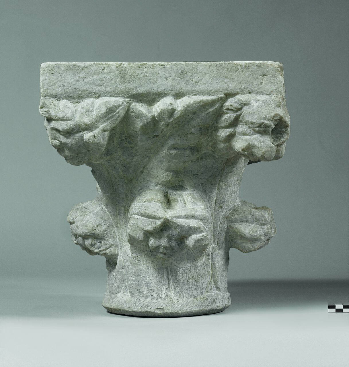 Capitello a due ordini con foglie a crochet e protomi umane e animali (capitello) di Scultore - ambito lombardo (seconda metà sec. XIV)