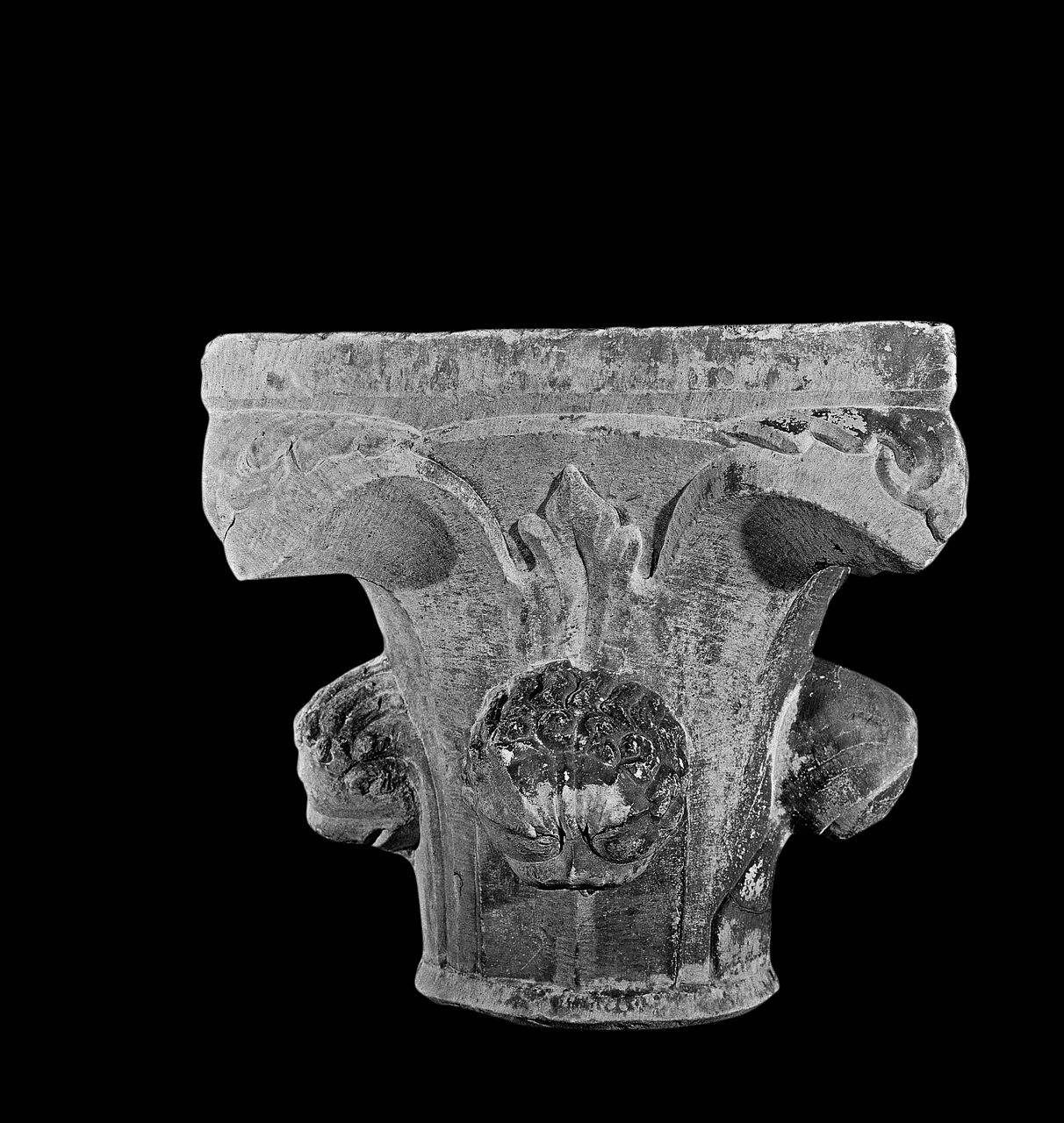 Capitello a foglie d'acqua e quattro protomi, due femminili e due leonine (capitello) di Scultore - ambito lombardo (fine/inizio sec. XIII)